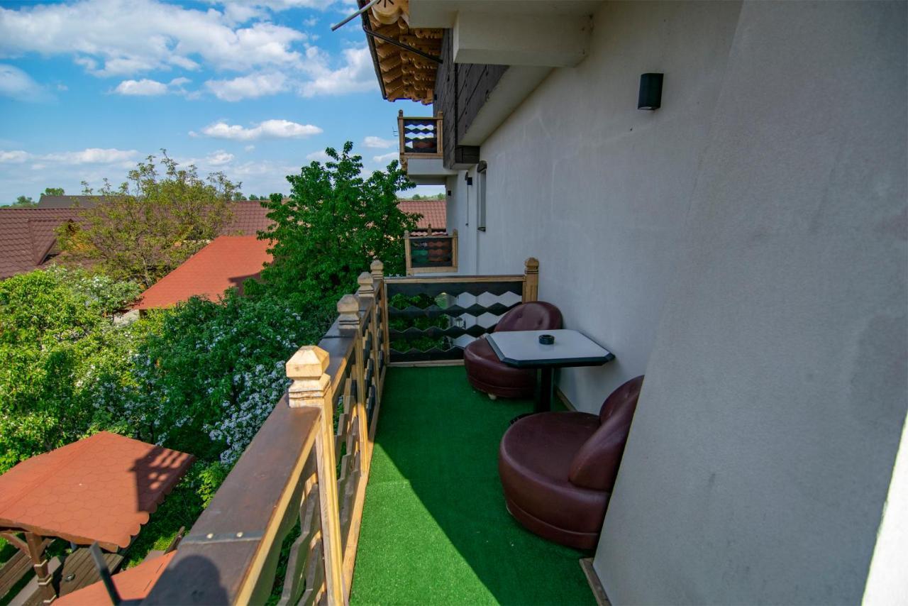 Hotel La Conacul Vesel à Săpînţa Extérieur photo