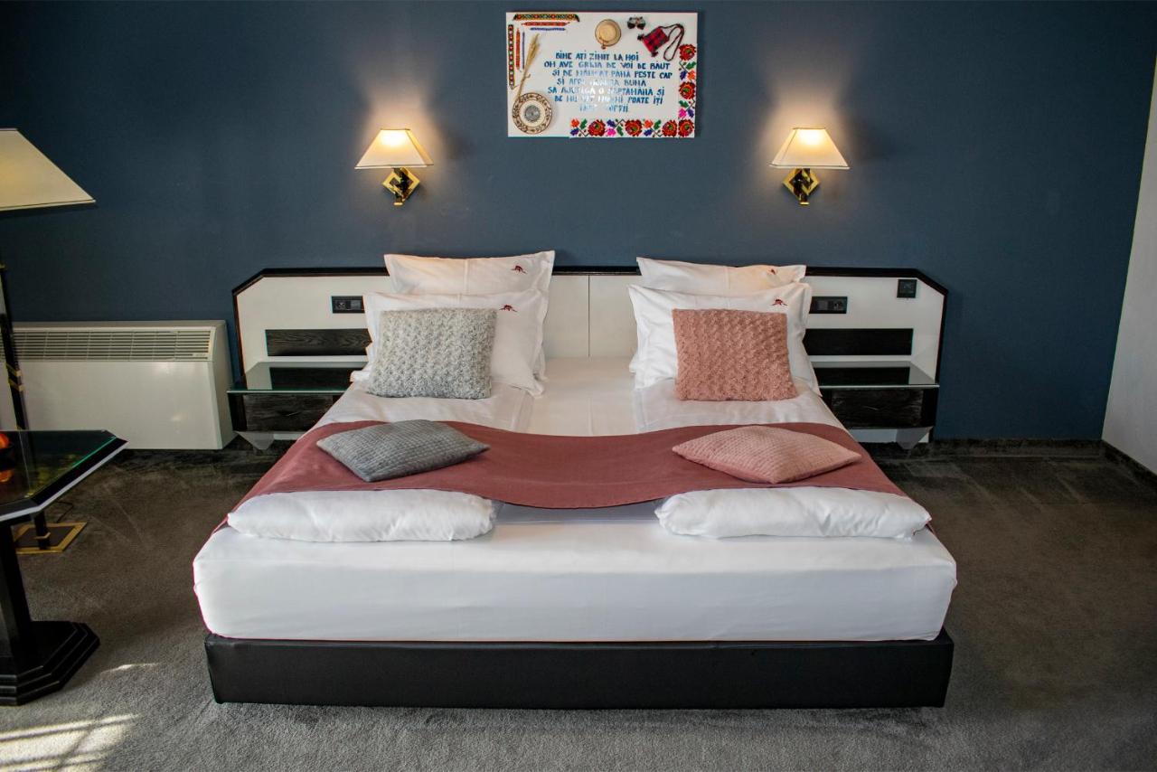 Hotel La Conacul Vesel à Săpînţa Extérieur photo