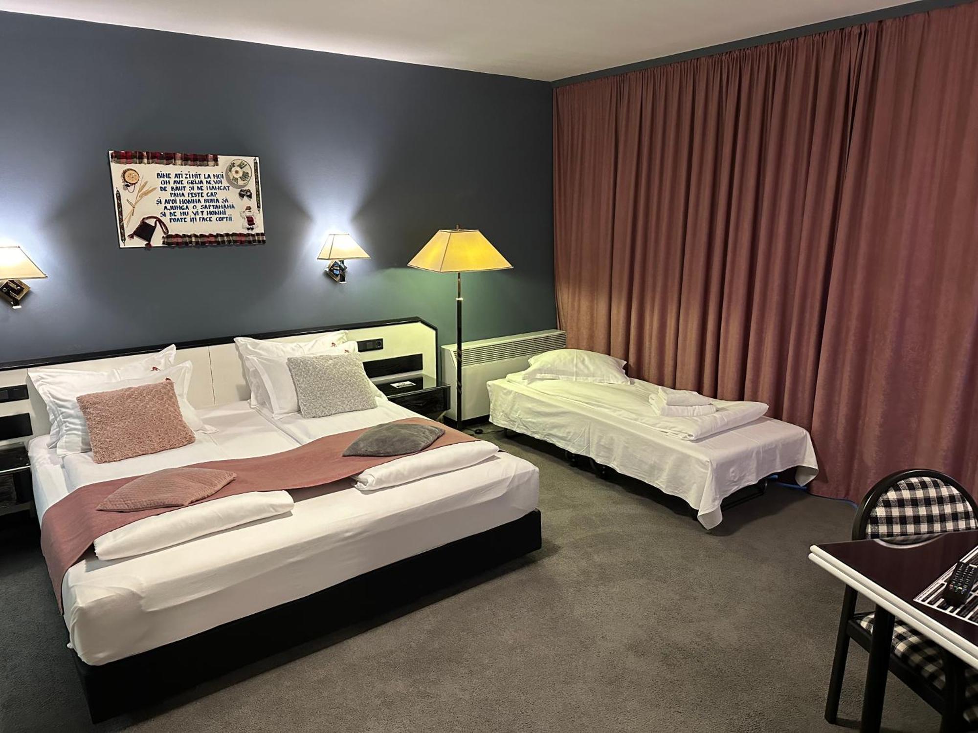 Hotel La Conacul Vesel à Săpînţa Extérieur photo