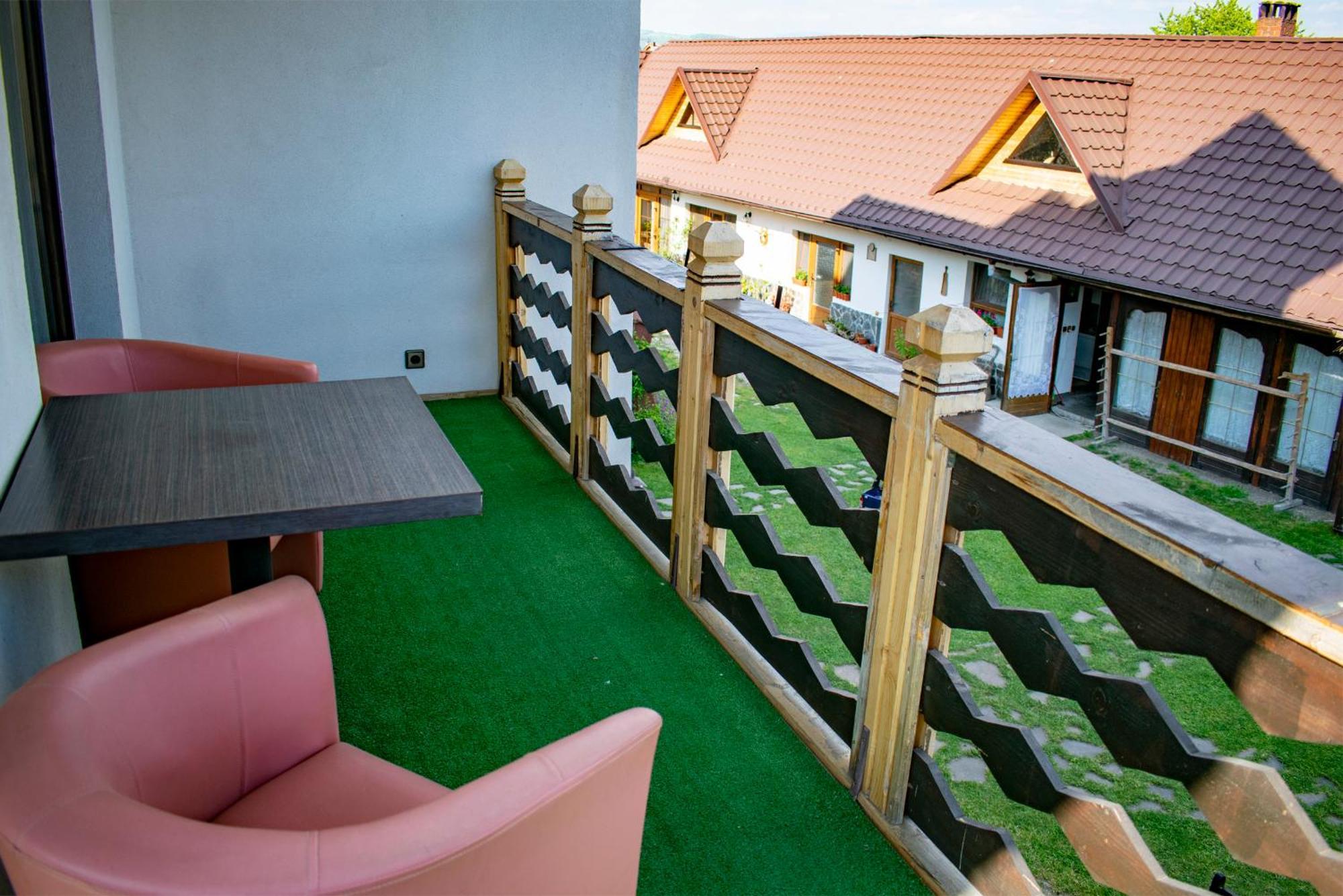 Hotel La Conacul Vesel à Săpînţa Extérieur photo