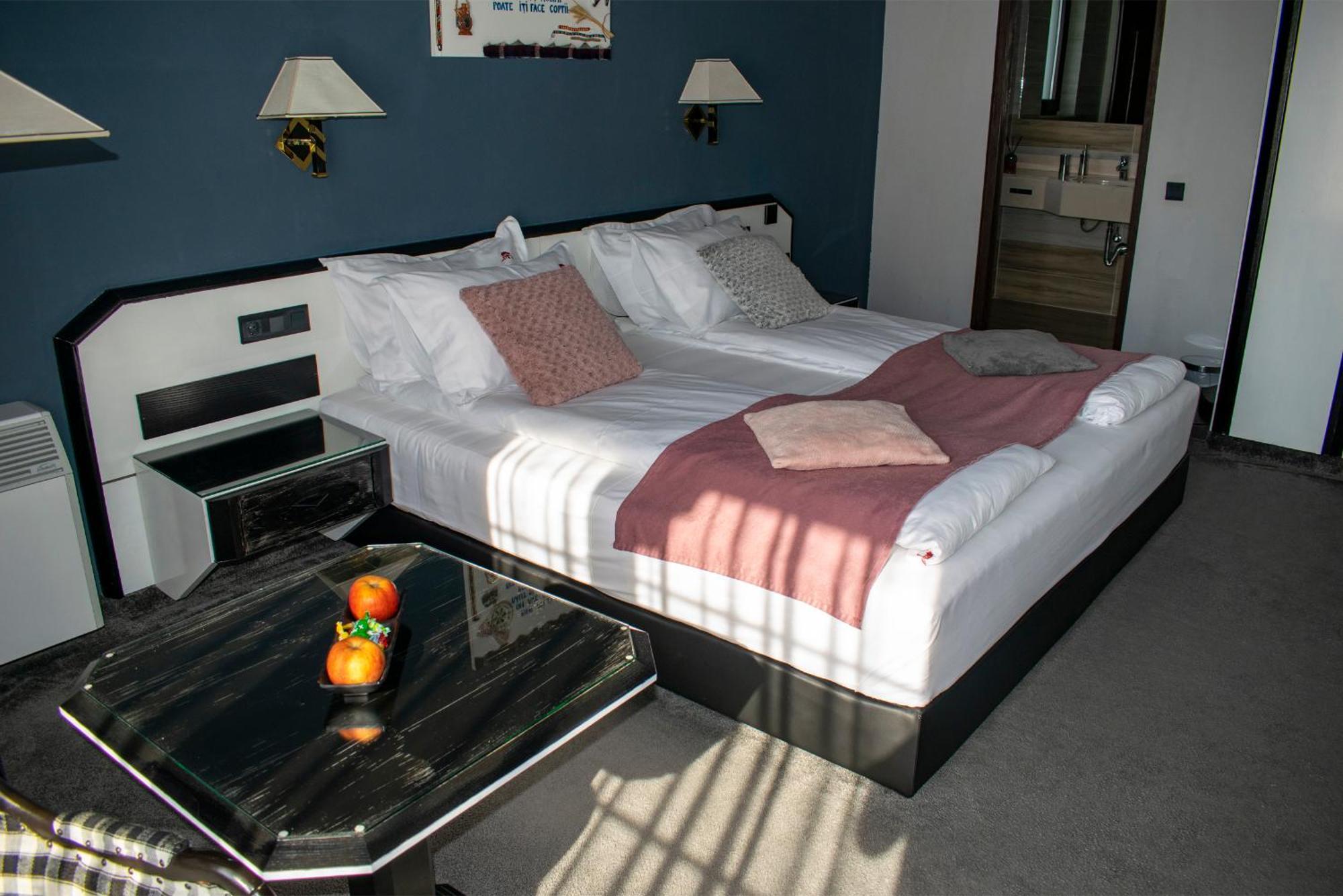 Hotel La Conacul Vesel à Săpînţa Extérieur photo